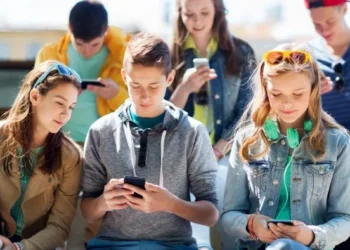 ১৫ বছরের কম বয়সীদের সোশ্যাল মিডিয়া নিষিদ্ধ করল ফ্রান্স