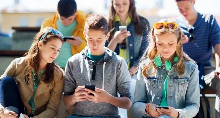 ১৫ বছরের কম বয়সীদের সোশ্যাল মিডিয়া নিষিদ্ধ করল ফ্রান্স