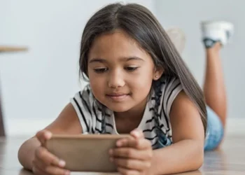 ১৩ বছরের আগে শিশুদের হাতে স্মার্টফোন, বাড়বে ঝুঁকি
