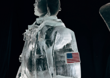 রকফেলার সেন্টারে রালফ লরেনের ব্যতিক্রমী আয়োজন ‘আইস স্কাল্পচার’