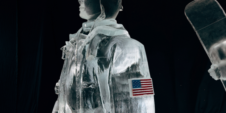 রকফেলার সেন্টারে রালফ লরেনের ব্যতিক্রমী আয়োজন ‘আইস স্কাল্পচার’