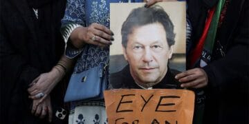 ‘৮৫ শতাংশ দৃষ্টিশক্তি হারিয়েছেন ইমরান খান’— পাকিস্তানজুড়ে বিক্ষোভ