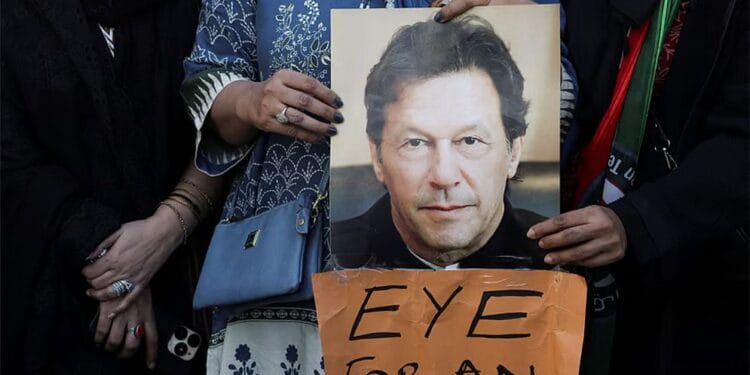 ‘৮৫ শতাংশ দৃষ্টিশক্তি হারিয়েছেন ইমরান খান’— পাকিস্তানজুড়ে বিক্ষোভ