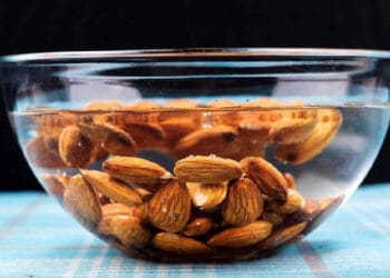 সকালে ভেজানো কাঠবাদাম খেলে কী হয়?