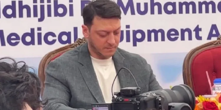 বিশ্বকাপজয়ী ওজিল হঠাৎ ঢাকায়