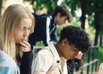 ১৬ বছরের নিচে সোশ্যাল মিডিয়া ব্যবহার বন্ধের পরিকল্পনা করছে স্পেন