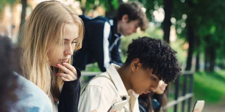 ১৬ বছরের নিচে সোশ্যাল মিডিয়া ব্যবহার বন্ধের পরিকল্পনা করছে স্পেন