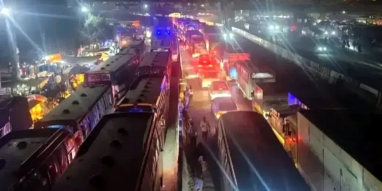 চন্দ্রা টার্মিনালে জনস্রোত, ১২ কিলোমিটারজুড়ে যানজট