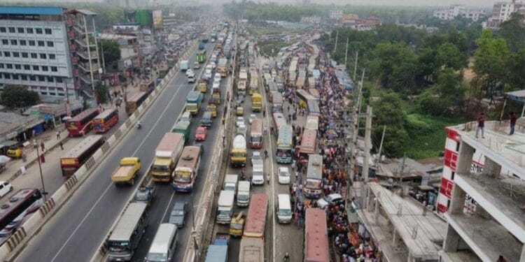 ঈদে ঘরমুখী মানুষের যাত্রা নির্বিঘ্ন করতে ডিএমপির কঠোর নির্দেশনা