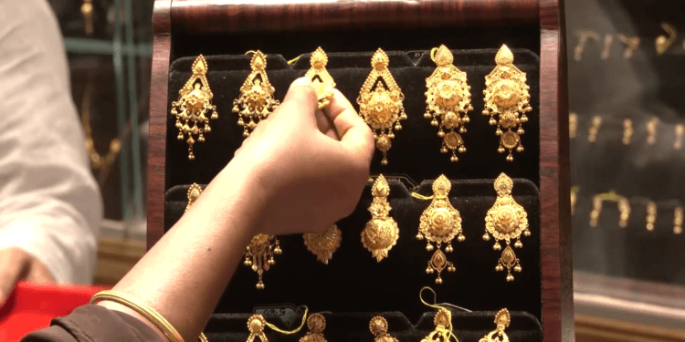 স্বর্ণের দামে ফের বড় পতন, ভরিতে কত কমলো দেখে নিন।