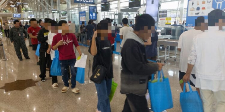 ৩৫ বাংলাদেশিসহ ১৫৯ কারাবন্দিকে ফেরত পাঠালো মালয়েশিয়া