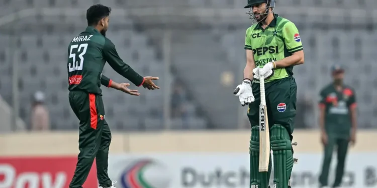 রান আউট নিয়ে সোশ্যাল মিডিয়ায় তোলপাড়, কী ঘটেছিল মাঠে?