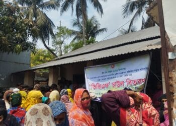 ঈদের আগে গ্রামীণ মানুষের শেষ ভরসা ভিজিএফের চাল: খুলনার রূপসায় উপচে পড়া ভিড়