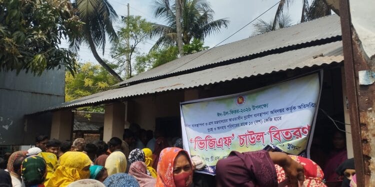 ঈদের আগে গ্রামীণ মানুষের শেষ ভরসা ভিজিএফের চাল: খুলনার রূপসায় উপচে পড়া ভিড়