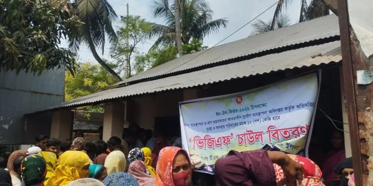 ঈদের আগে গ্রামীণ মানুষের শেষ ভরসা ভিজিএফের চাল: খুলনার রূপসায় উপচে পড়া ভিড়