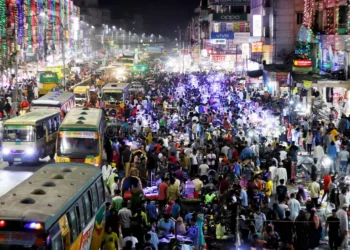 যখন শহর ঘুমায়, তখন জেগে থাকে ঈদের প্রস্তুতি