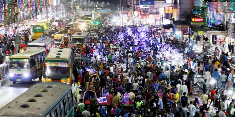 যখন শহর ঘুমায়, তখন জেগে থাকে ঈদের প্রস্তুতি