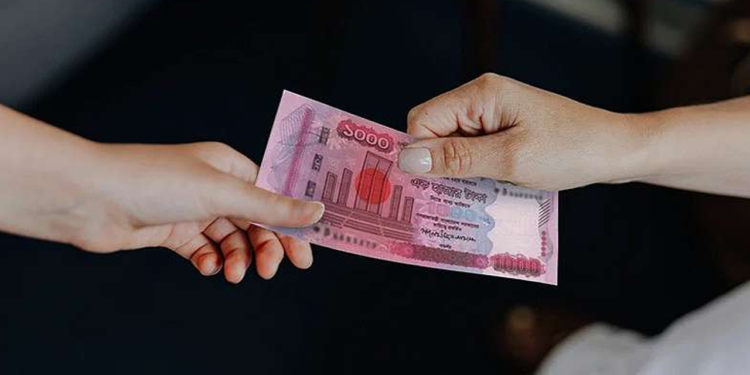 কেউ টাকা ধার চাচ্ছে? সম্পর্ক ঠিক রেখে ‘না’ বলবেন যেভাবে