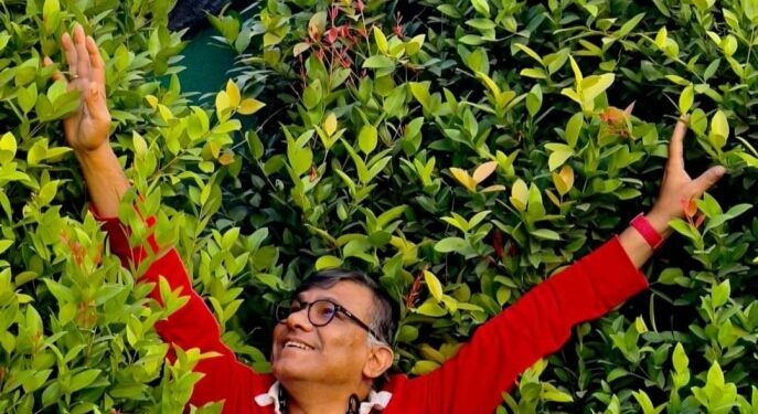 মাথার ওপর ফণা তুলেছিল সাপ! ভয়ংকর সেই অভিজ্ঞতা পেরিয়ে তিনি আজ লাখো মানুষের ‘ বৃক্ষবন্ধু ’
