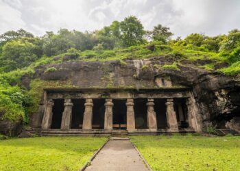 উত্তাল সমুদ্র পেরিয়ে মুম্বাইয়ের বুকে এক দিনেই দুই বিস্ময়ের দেখা!