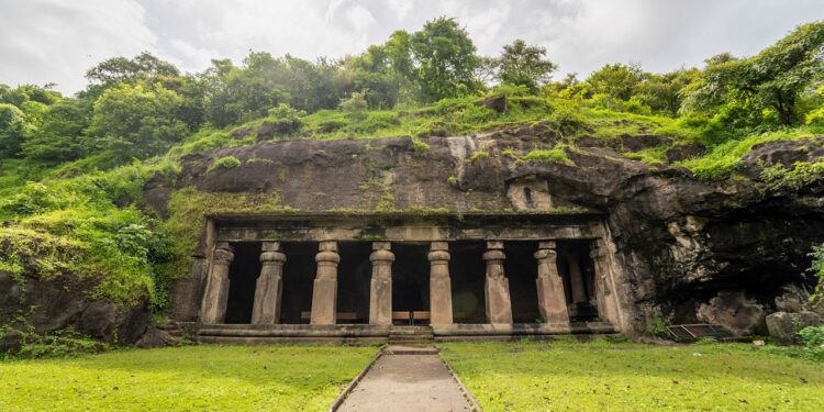 উত্তাল সমুদ্র পেরিয়ে মুম্বাইয়ের বুকে এক দিনেই দুই বিস্ময়ের দেখা!