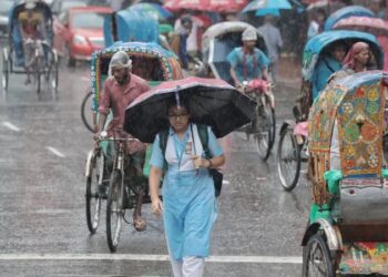রাজধানীতে রাতভর বৃষ্টি ও জনজীবনে প্রভাব: আবহাওয়া দপ্তরের সর্বশেষ সংবাদ