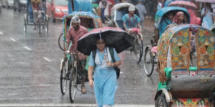 রাজধানীতে রাতভর বৃষ্টি ও জনজীবনে প্রভাব: আবহাওয়া দপ্তরের সর্বশেষ সংবাদ