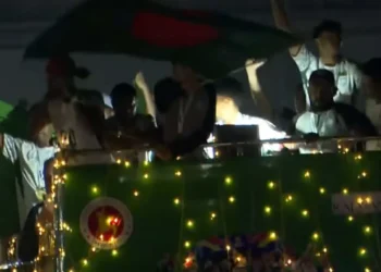 প্রথমবার ছাদখোলা বাসের সংবর্ধনা পেলেন সাফজয়ী ছেলেরা