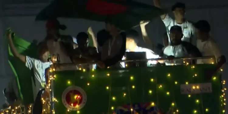 প্রথমবার ছাদখোলা বাসের সংবর্ধনা পেলেন সাফজয়ী ছেলেরা