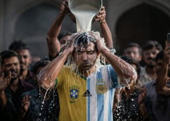 ‘ভুল’ শুধরে নিতে দুধ দিয়ে গোসল করার রীতি যেভাবে এলো