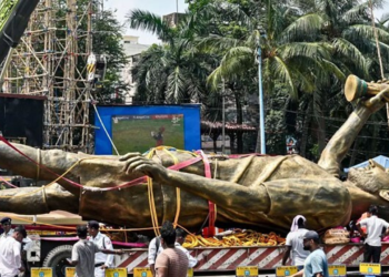 সরিয়ে ফেলা হলো মেসির সেই ভাস্কর্য