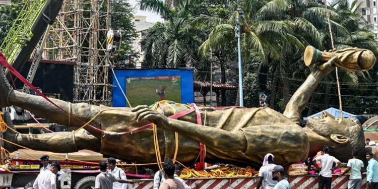 সরিয়ে ফেলা হলো মেসির সেই ভাস্কর্য