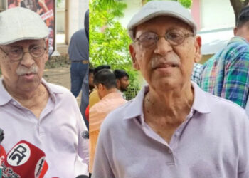 শিল্পীদের প্রকাশ্যে রাজনীতি করা উচিত নয়: আবুল হায়াত