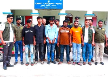 ঈশ্বরদীতে ডিবির অভিযানে বিদেশি পিস্তল ও গুলিসহ আটক ৭