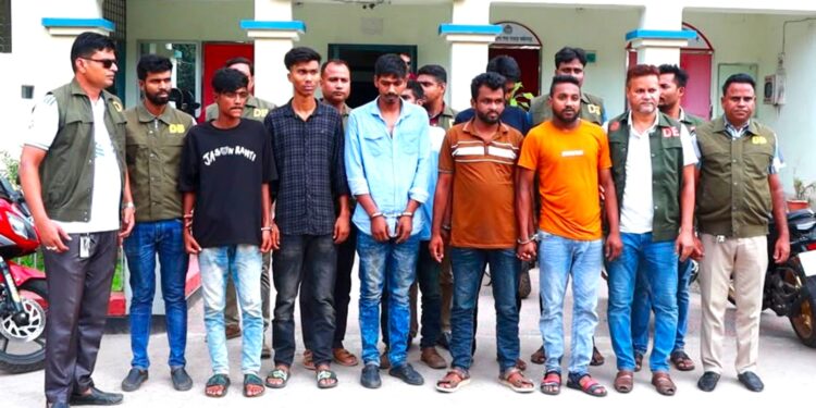 ঈশ্বরদীতে ডিবির অভিযানে বিদেশি পিস্তল ও গুলিসহ আটক ৭