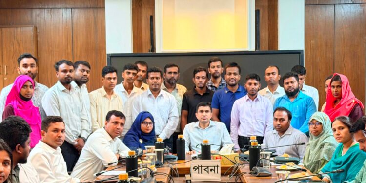 এসএসসি পাশে পিয়ন পদে চাকুরী নিয়োগপ্রাপ্ত ১৮ জনের ১৭ জনই এমবিএ-মাস্টার্স-অনার্স পাশ; নানা আলোচনা