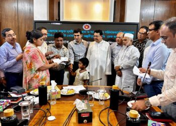পাবনায় সড়ক দুর্ঘটনায় ক্ষতিগ্রস্ত পরিবারের মাঝে অনুদানের চেক বিতরণ