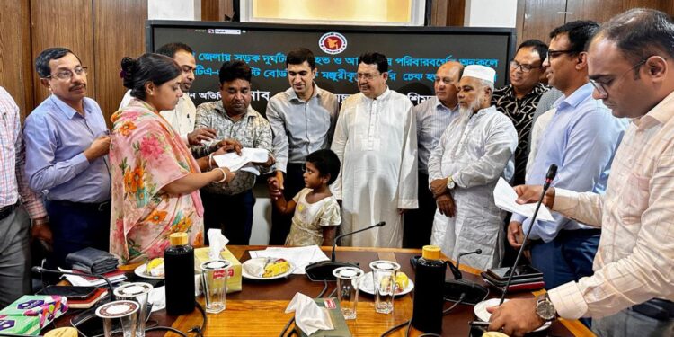 পাবনায় সড়ক দুর্ঘটনায় ক্ষতিগ্রস্ত পরিবারের মাঝে অনুদানের চেক বিতরণ