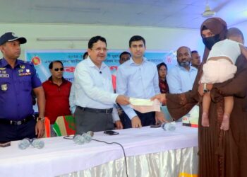 পাবনায় দুরারোগ্য ৬ ধরনের রোগী ও দুস্থদের মাঝে অনুদানের চেক বিতরণ