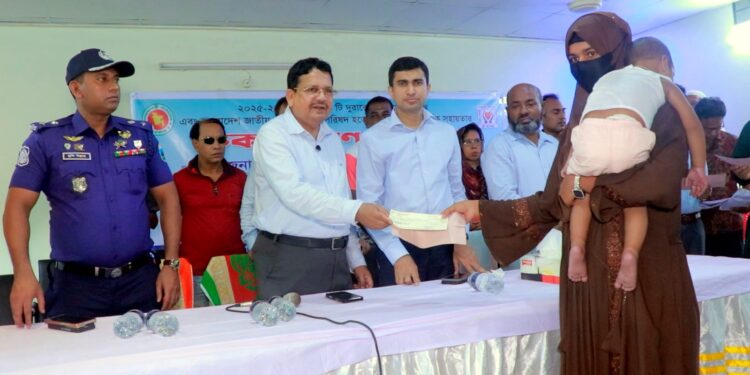 পাবনায় দুরারোগ্য ৬ ধরনের রোগী ও দুস্থদের মাঝে অনুদানের চেক বিতরণ