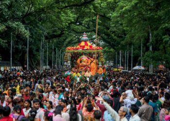 ৯ দিনের উৎসবের সমাপ্তি: উল্টো রথযাত্রায় মুখর ঢাকার রাজপথ!