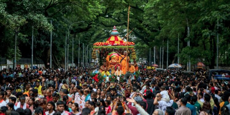 ৯ দিনের উৎসবের সমাপ্তি: উল্টো রথযাত্রায় মুখর ঢাকার রাজপথ!