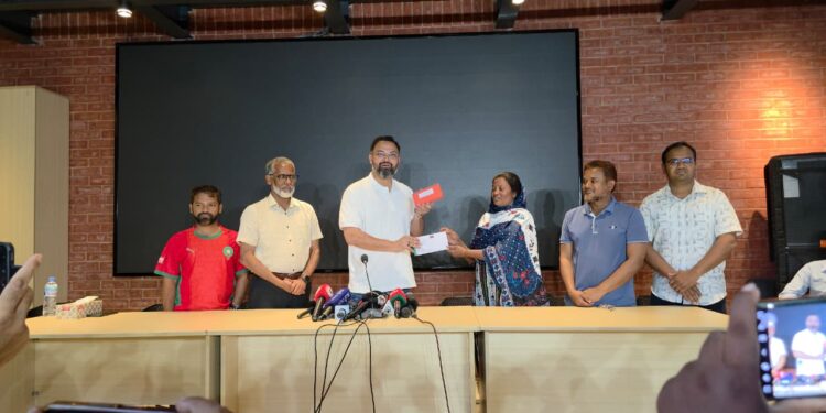 নতুন কুঁড়ির চ্যাম্পিয়ন কিসকুর পরিবারের পাশে ক্রীড়া প্রতিমন্ত্রী