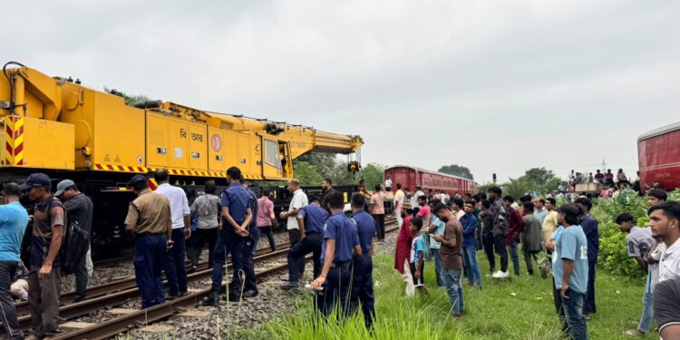 ঈশ্বরদীতে লাইনচ্যুত বগি উদ্ধার, ৬ ঘন্টা পর রেল যোগাযোগ স্বাভাবিক