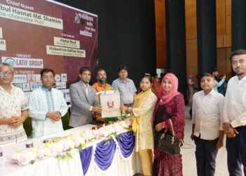 ছয় বিদ্যালয়ে বই ও বুক শেলফ উপহার দিলেন পাবিপ্রবি উপাচার্য
