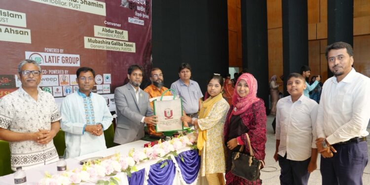 ছয় বিদ্যালয়ে বই ও বুক শেলফ উপহার দিলেন পাবিপ্রবি উপাচার্য