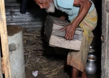 জীবিকার তাগিদে ১১৫ বছরেও সাইকেলের প্যাডেল