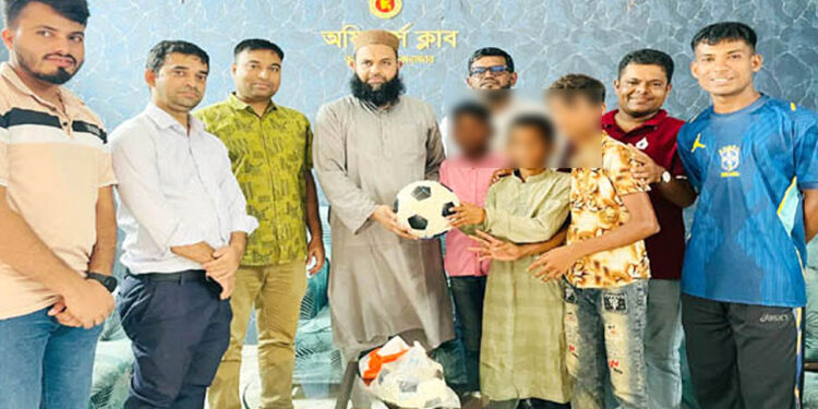 হাঁস চুরি করে ধরা, শাস্তির বদলে পেল ফুটবল