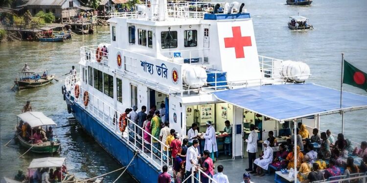 ভাসমান হাসপাতাল স্বাস্থ্য তরী: চরাঞ্চলে চিকিৎসার নতুন আলো