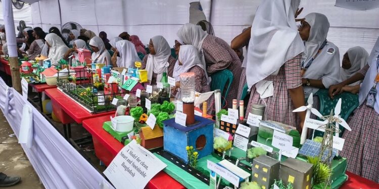 শিক্ষার্থীদের বিজ্ঞানমনস্ক ও সৃজনশীলতা বিকাশে পাবনা আইডিয়াল ল্যাবরেটরি স্কুলে জমজমাট বিজ্ঞান মেলা